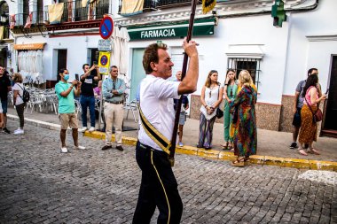 Carmona, İspanya - 18 Haziran 2022 Carmona Corpus Christi, sokaklardaki dini tören alayı, San Blas Virgen kilisesinden Santa Maria kilisesine transfer, insanlar yolda dua ediyorlar.