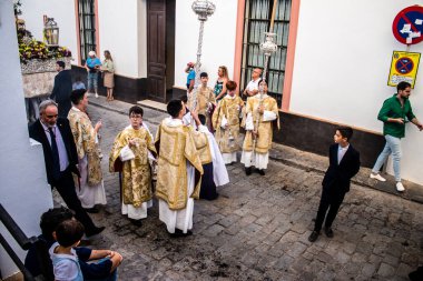 Carmona, İspanya - 18 Haziran 2022 Carmona Corpus Christi, sokaklardaki dini tören alayı, San Blas Virgen kilisesinden Santa Maria kilisesine transfer, insanlar yolda dua ediyorlar.