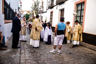 Carmona, İspanya - 18 Haziran 2022 Carmona Corpus Christi, sokaklardaki dini tören alayı, San Blas Virgen kilisesinden Santa Maria kilisesine transfer, insanlar yolda dua ediyorlar.