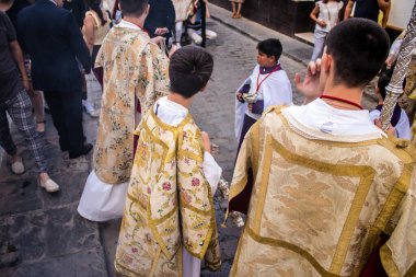 Carmona, İspanya - 18 Haziran 2022 Carmona Corpus Christi, sokaklardaki dini tören alayı, San Blas Virgen kilisesinden Santa Maria kilisesine transfer, insanlar yolda dua ediyorlar.