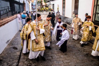 Carmona, İspanya - 18 Haziran 2022 Carmona Corpus Christi, sokaklardaki dini tören alayı, San Blas Virgen kilisesinden Santa Maria kilisesine transfer, insanlar yolda dua ediyorlar.