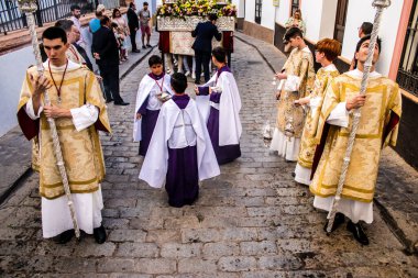 Carmona, İspanya - 18 Haziran 2022 Carmona Corpus Christi, sokaklardaki dini tören alayı, San Blas Virgen kilisesinden Santa Maria kilisesine transfer, insanlar yolda dua ediyorlar.