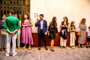 Carmona, İspanya - 18 Haziran 2022 Carmona Corpus Christi, sokaklardaki dini tören alayı, San Blas Virgen kilisesinden Santa Maria kilisesine transfer, insanlar yolda dua ediyorlar.