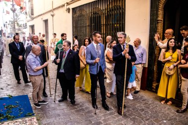 Carmona, İspanya - 18 Haziran 2022 Carmona Corpus Christi, sokaklardaki dini tören alayı, San Blas Virgen kilisesinden Santa Maria kilisesine transfer, insanlar yolda dua ediyorlar.