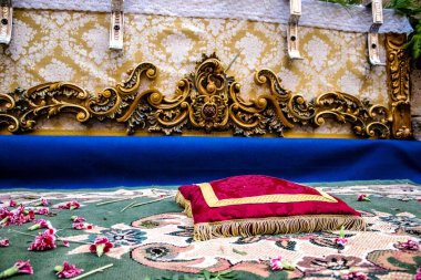 Carmona, İspanya - 18 Haziran 2022 Carmona Corpus Christi, sokaklardaki dini tören alayı, San Blas Virgen kilisesinden Santa Maria kilisesine transfer, insanlar yolda dua ediyorlar.