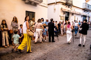 Carmona, İspanya - 18 Haziran 2022 Carmona Corpus Christi, sokaklardaki dini tören alayı, San Blas Virgen kilisesinden Santa Maria kilisesine transfer, insanlar yolda dua ediyorlar.