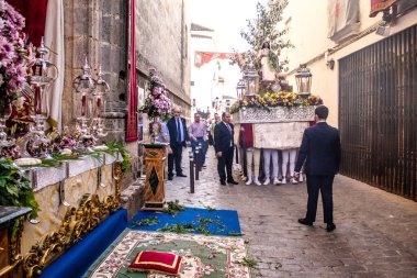 Carmona, İspanya - 18 Haziran 2022 Carmona Corpus Christi, sokaklardaki dini tören alayı, San Blas Virgen kilisesinden Santa Maria kilisesine transfer, insanlar yolda dua ediyorlar.