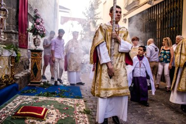 Carmona, İspanya - 18 Haziran 2022 Carmona Corpus Christi, sokaklardaki dini tören alayı, San Blas Virgen kilisesinden Santa Maria kilisesine transfer, insanlar yolda dua ediyorlar.