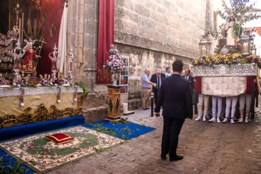 Carmona, İspanya - 18 Haziran 2022 Carmona Corpus Christi, sokaklardaki dini tören alayı, San Blas Virgen kilisesinden Santa Maria kilisesine transfer, insanlar yolda dua ediyorlar.