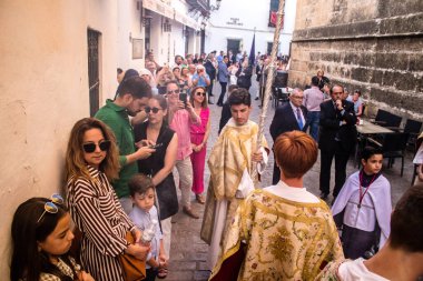 Carmona, İspanya - 18 Haziran 2022 Carmona Corpus Christi, sokaklardaki dini tören alayı, San Blas Virgen kilisesinden Santa Maria kilisesine transfer, insanlar yolda dua ediyorlar.