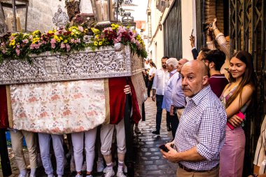 Carmona, İspanya - 18 Haziran 2022 Carmona Corpus Christi, sokaklardaki dini tören alayı, San Blas Virgen kilisesinden Santa Maria kilisesine transfer, insanlar yolda dua ediyorlar.