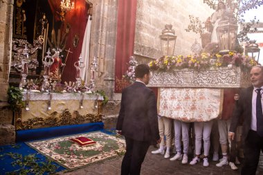 Carmona, İspanya - 18 Haziran 2022 Carmona Corpus Christi, sokaklardaki dini tören alayı, San Blas Virgen kilisesinden Santa Maria kilisesine transfer, insanlar yolda dua ediyorlar.