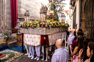 Carmona, İspanya - 18 Haziran 2022 Carmona Corpus Christi, sokaklardaki dini tören alayı, San Blas Virgen kilisesinden Santa Maria kilisesine transfer, insanlar yolda dua ediyorlar.