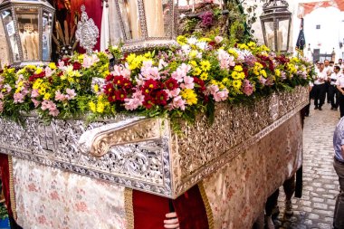 Carmona, İspanya - 18 Haziran 2022 Carmona Corpus Christi, sokaklardaki dini tören alayı, San Blas Virgen kilisesinden Santa Maria kilisesine transfer, insanlar yolda dua ediyorlar.