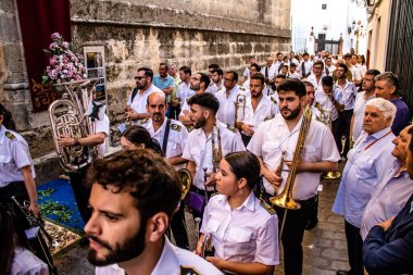 Carmona, İspanya - 18 Haziran 2022 Carmona Corpus Christi, sokaklardaki dini tören alayı, San Blas Virgen kilisesinden Santa Maria kilisesine transfer, insanlar yolda dua ediyorlar.