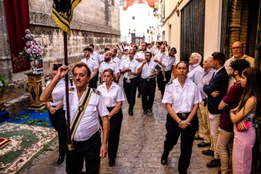 Carmona, İspanya - 18 Haziran 2022 Carmona Corpus Christi, sokaklardaki dini tören alayı, San Blas Virgen kilisesinden Santa Maria kilisesine transfer, insanlar yolda dua ediyorlar.