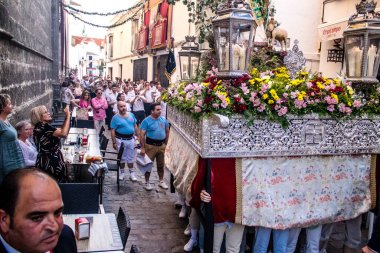 Carmona, İspanya - 18 Haziran 2022 Carmona Corpus Christi, sokaklardaki dini tören alayı, San Blas Virgen kilisesinden Santa Maria kilisesine transfer, insanlar yolda dua ediyorlar.