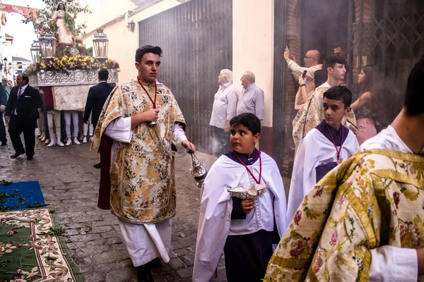 Carmona, İspanya - 18 Haziran 2022 Carmona Corpus Christi, sokaklardaki dini tören alayı, San Blas Virgen kilisesinden Santa Maria kilisesine transfer, insanlar yolda dua ediyorlar.