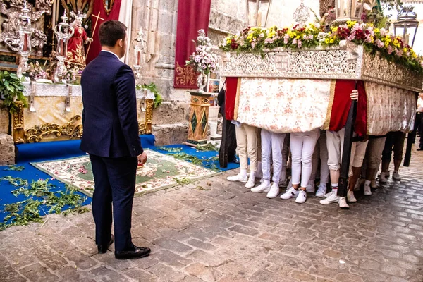 Carmona, İspanya - 18 Haziran 2022 Carmona Corpus Christi, sokaklardaki dini tören alayı, San Blas Virgen kilisesinden Santa Maria kilisesine transfer, insanlar yolda dua ediyorlar.