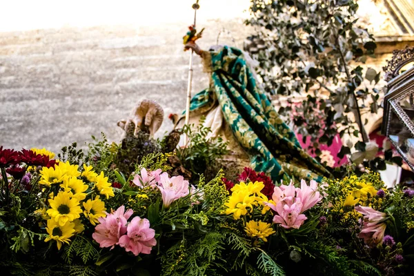 Carmona, İspanya - 18 Haziran 2022 Carmona Corpus Christi, sokaklardaki dini tören alayı, San Blas Virgen kilisesinden Santa Maria kilisesine transfer, insanlar yolda dua ediyorlar.