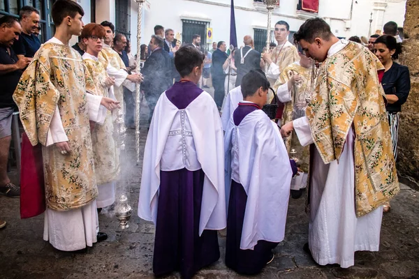 Carmona, İspanya - 18 Haziran 2022 Carmona Corpus Christi, sokaklardaki dini tören alayı, San Blas Virgen kilisesinden Santa Maria kilisesine transfer, insanlar yolda dua ediyorlar.