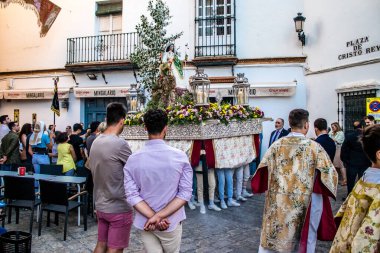 Carmona, İspanya - 18 Haziran 2022 Carmona Corpus Christi, sokaklardaki dini tören alayı, San Blas Virgen kilisesinden Santa Maria kilisesine transfer, insanlar yolda dua ediyorlar.