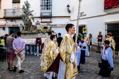 Carmona, İspanya - 18 Haziran 2022 Carmona Corpus Christi, sokaklardaki dini tören alayı, San Blas Virgen kilisesinden Santa Maria kilisesine transfer, insanlar yolda dua ediyorlar.
