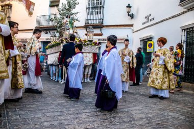Carmona, İspanya - 18 Haziran 2022 Carmona Corpus Christi, sokaklardaki dini tören alayı, San Blas Virgen kilisesinden Santa Maria kilisesine transfer, insanlar yolda dua ediyorlar.