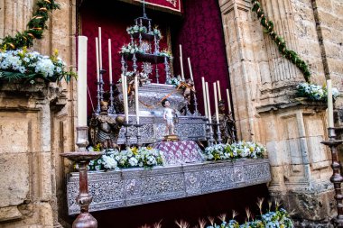 Carmona, İspanya - 18 Haziran 2022 Carmona Corpus Christi, sokaklardaki dini tören alayı, San Blas Virgen kilisesinden Santa Maria kilisesine transfer, insanlar yolda dua ediyorlar.