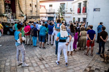 Carmona, İspanya - 18 Haziran 2022 Carmona Corpus Christi, sokaklardaki dini tören alayı, San Blas Virgen kilisesinden Santa Maria kilisesine transfer, insanlar yolda dua ediyorlar.