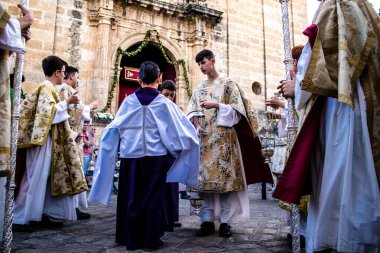 Carmona, İspanya - 18 Haziran 2022 Carmona Corpus Christi, sokaklardaki dini tören alayı, San Blas Virgen kilisesinden Santa Maria kilisesine transfer, insanlar yolda dua ediyorlar.