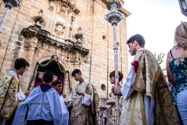 Carmona, İspanya - 18 Haziran 2022 Carmona Corpus Christi, sokaklardaki dini tören alayı, San Blas Virgen kilisesinden Santa Maria kilisesine transfer, insanlar yolda dua ediyorlar.