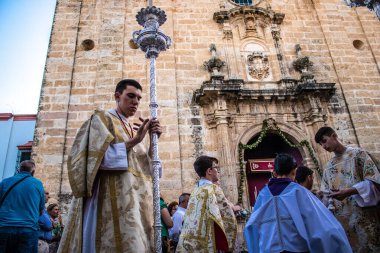 Carmona, İspanya - 18 Haziran 2022 Carmona Corpus Christi, sokaklardaki dini tören alayı, San Blas Virgen kilisesinden Santa Maria kilisesine transfer, insanlar yolda dua ediyorlar.