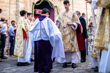 Carmona, İspanya - 18 Haziran 2022 Carmona Corpus Christi, sokaklardaki dini tören alayı, San Blas Virgen kilisesinden Santa Maria kilisesine transfer, insanlar yolda dua ediyorlar.