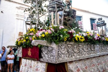 Carmona, İspanya - 18 Haziran 2022 Carmona Corpus Christi, sokaklardaki dini tören alayı, San Blas Virgen kilisesinden Santa Maria kilisesine transfer, insanlar yolda dua ediyorlar.