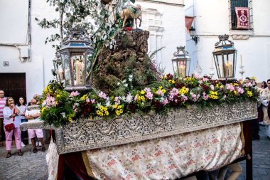 Carmona, İspanya - 18 Haziran 2022 Carmona Corpus Christi, sokaklardaki dini tören alayı, San Blas Virgen kilisesinden Santa Maria kilisesine transfer, insanlar yolda dua ediyorlar.