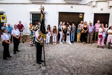 Carmona, İspanya - 18 Haziran 2022 Carmona Corpus Christi, sokaklardaki dini tören alayı, San Blas Virgen kilisesinden Santa Maria kilisesine transfer, insanlar yolda dua ediyorlar.