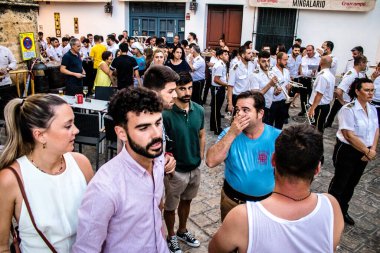 Carmona, İspanya - 18 Haziran 2022 Carmona Corpus Christi, sokaklardaki dini tören alayı, San Blas Virgen kilisesinden Santa Maria kilisesine transfer, insanlar yolda dua ediyorlar.