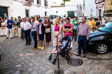 Carmona, İspanya - 18 Haziran 2022 Carmona Corpus Christi, sokaklardaki dini tören alayı, San Blas Virgen kilisesinden Santa Maria kilisesine transfer, insanlar yolda dua ediyorlar.