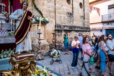 Carmona, İspanya - 18 Haziran 2022 Carmona Corpus Christi, sokaklardaki dini tören alayı, San Blas Virgen kilisesinden Santa Maria kilisesine transfer, insanlar yolda dua ediyorlar.