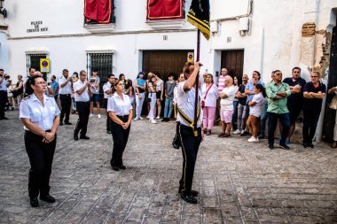 Carmona, İspanya - 18 Haziran 2022 Carmona Corpus Christi, sokaklardaki dini tören alayı, San Blas Virgen kilisesinden Santa Maria kilisesine transfer, insanlar yolda dua ediyorlar.