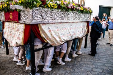 Carmona, İspanya - 18 Haziran 2022 Carmona Corpus Christi, sokaklardaki dini tören alayı, San Blas Virgen kilisesinden Santa Maria kilisesine transfer, insanlar yolda dua ediyorlar.