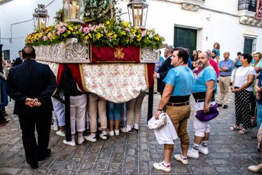 Carmona, İspanya - 18 Haziran 2022 Carmona Corpus Christi, sokaklardaki dini tören alayı, San Blas Virgen kilisesinden Santa Maria kilisesine transfer, insanlar yolda dua ediyorlar.