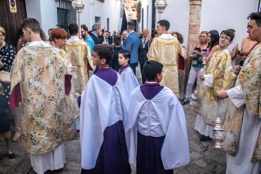 Carmona, İspanya - 18 Haziran 2022 Carmona Corpus Christi, sokaklardaki dini tören alayı, San Blas Virgen kilisesinden Santa Maria kilisesine transfer, insanlar yolda dua ediyorlar.