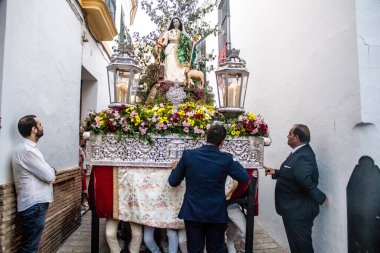 Carmona, İspanya - 18 Haziran 2022 Carmona Corpus Christi, sokaklardaki dini tören alayı, San Blas Virgen kilisesinden Santa Maria kilisesine transfer, insanlar yolda dua ediyorlar.