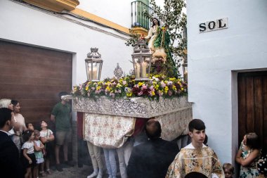 Carmona, İspanya - 18 Haziran 2022 Carmona Corpus Christi, sokaklardaki dini tören alayı, San Blas Virgen kilisesinden Santa Maria kilisesine transfer, insanlar yolda dua ediyorlar.