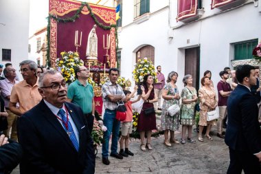 Carmona, İspanya - 18 Haziran 2022 Carmona Corpus Christi, sokaklardaki dini tören alayı, San Blas Virgen kilisesinden Santa Maria kilisesine transfer, insanlar yolda dua ediyorlar.