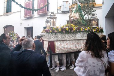 Carmona, İspanya - 18 Haziran 2022 Carmona Corpus Christi, sokaklardaki dini tören alayı, San Blas Virgen kilisesinden Santa Maria kilisesine transfer, insanlar yolda dua ediyorlar.