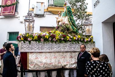 Carmona, İspanya - 18 Haziran 2022 Carmona Corpus Christi, sokaklardaki dini tören alayı, San Blas Virgen kilisesinden Santa Maria kilisesine transfer, insanlar yolda dua ediyorlar.