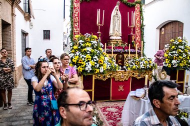 Carmona, İspanya - 18 Haziran 2022 Carmona Corpus Christi, sokaklardaki dini tören alayı, San Blas Virgen kilisesinden Santa Maria kilisesine transfer, insanlar yolda dua ediyorlar.
